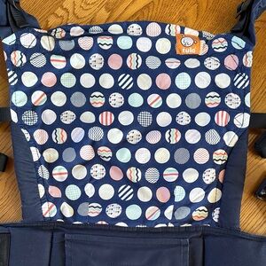 Tula free to grow bay carrier- navy and multicolor dots- like new!